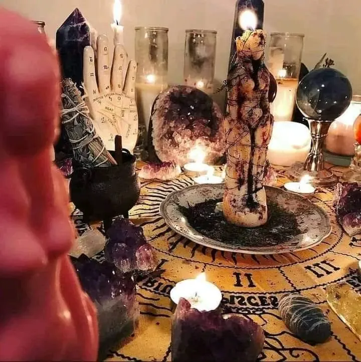 Altar de Ibrahima con velas, cristales y figuras