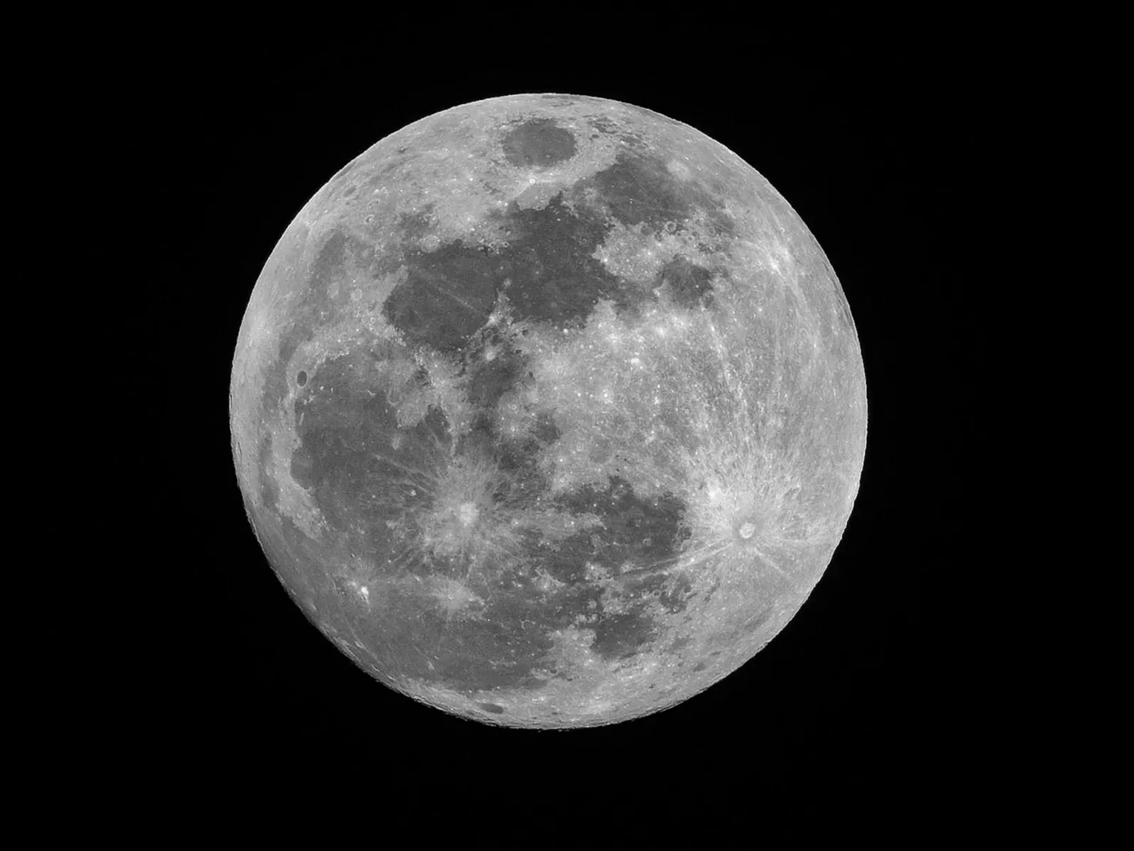La luna llena sobre el cielo negro